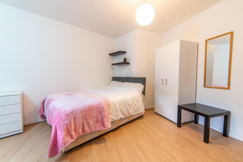 V Blackwall - Large Double With Balcony - student accommodation in Blackwall - img_1