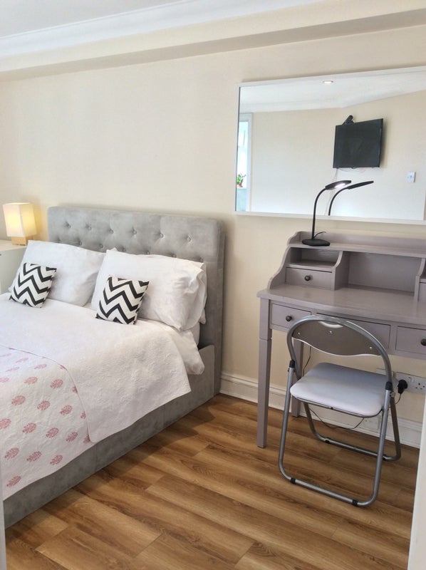 Very bright Double room with en-suite bathroom - student accommodation in High Street Kensington - img_1