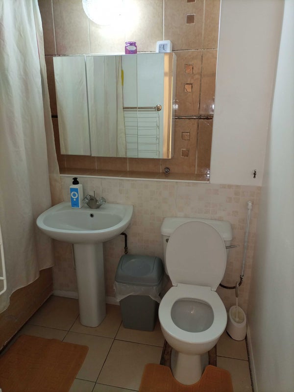 Very Large double room available immediately - student accommodation in Harold Hill - img_5