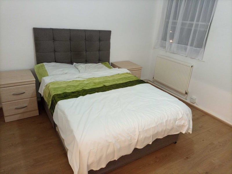 Very Large double room available immediately - student accommodation in Harold Hill - img_1