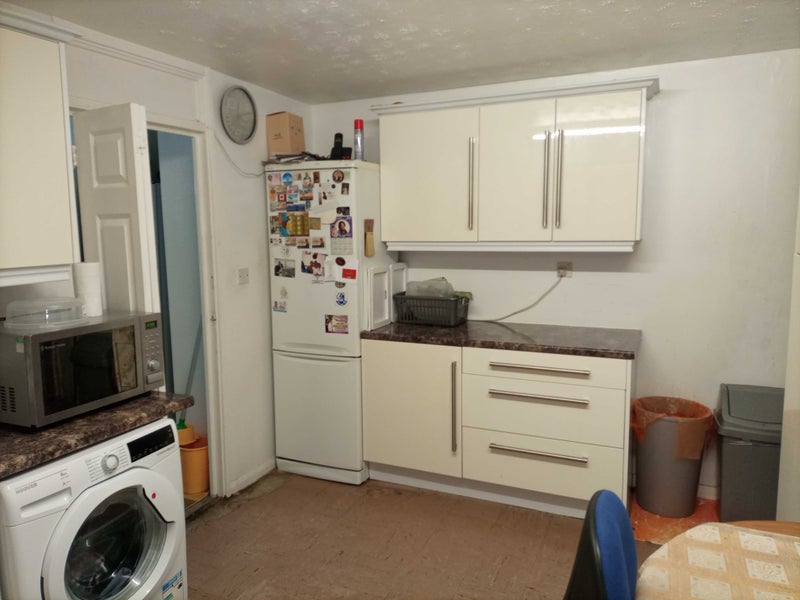 Very Large double room available immediately - student accommodation in Harold Hill - img_3