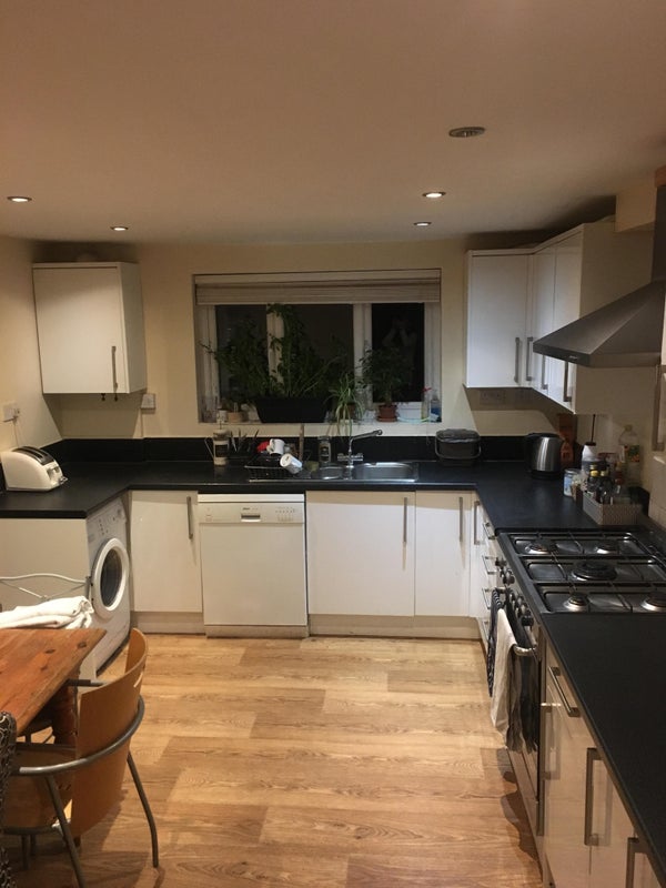 Very Large double room with En Suite - student accommodation in Norbiton - img_2