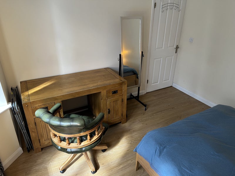 Very large room in house share - student accommodation in Woking - img_6