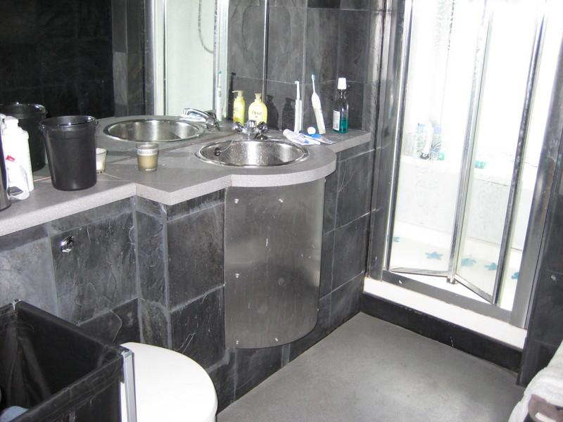 Very Modern Town House - student accommodation in Carmarthen