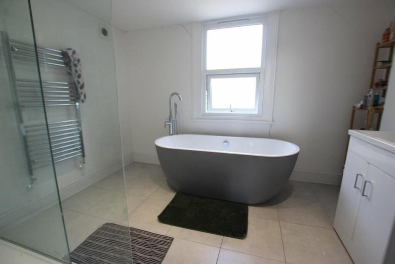 Well Presented Double Bedroom. - student accommodation in Catford - img_6