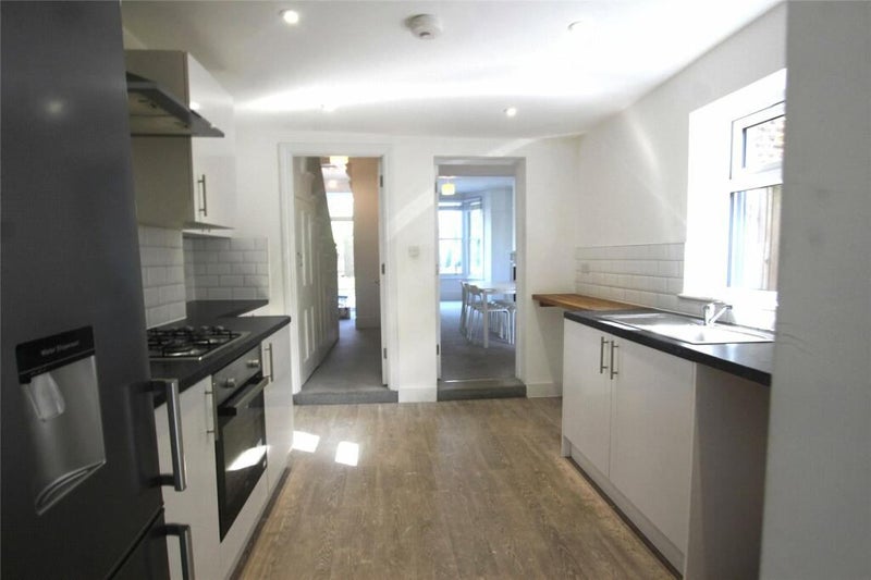 Well Presented Double Bedroom. - student accommodation in Catford - img_4