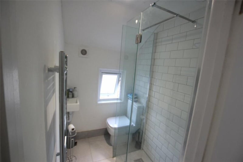 Well Presented Double Bedroom. - student accommodation in Catford - img_7